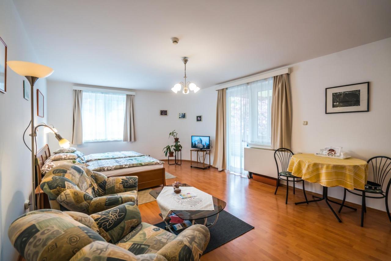 Szent Kristof Panzio Bed & Breakfast Esztergom Bagian luar foto
