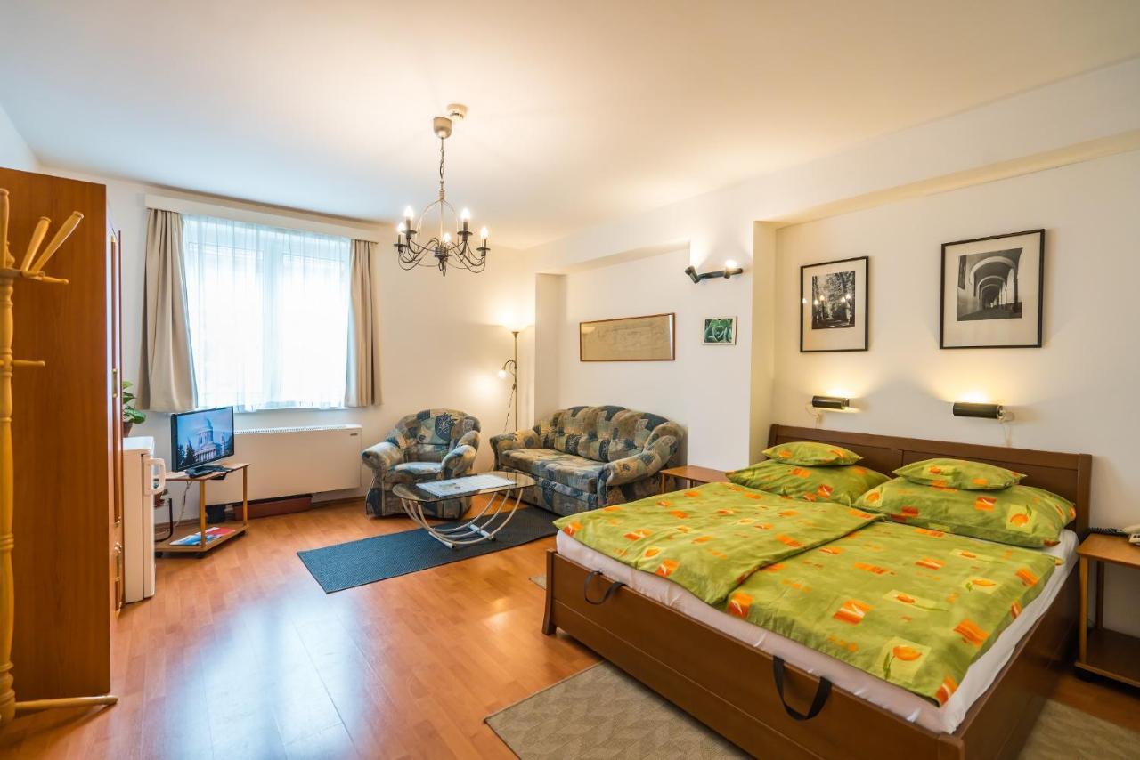 Szent Kristof Panzio Bed & Breakfast Esztergom Bagian luar foto