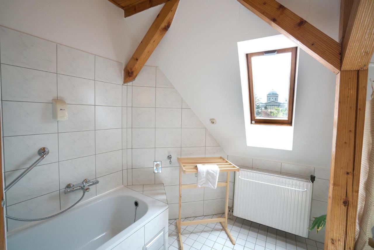 Szent Kristof Panzio Bed & Breakfast Esztergom Bagian luar foto