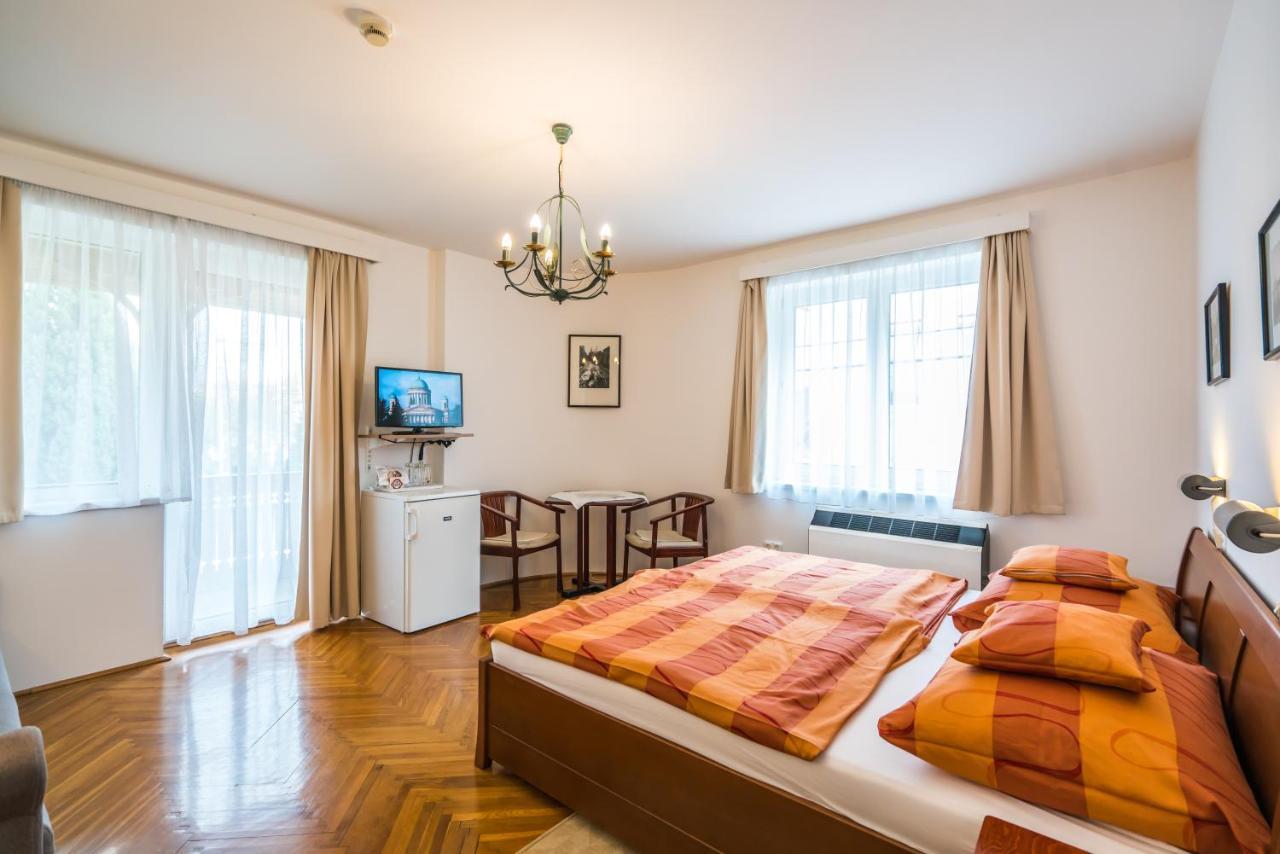 Szent Kristof Panzio Bed & Breakfast Esztergom Bagian luar foto