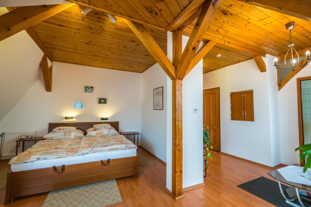 Szent Kristof Panzio Bed & Breakfast Esztergom Bagian luar foto