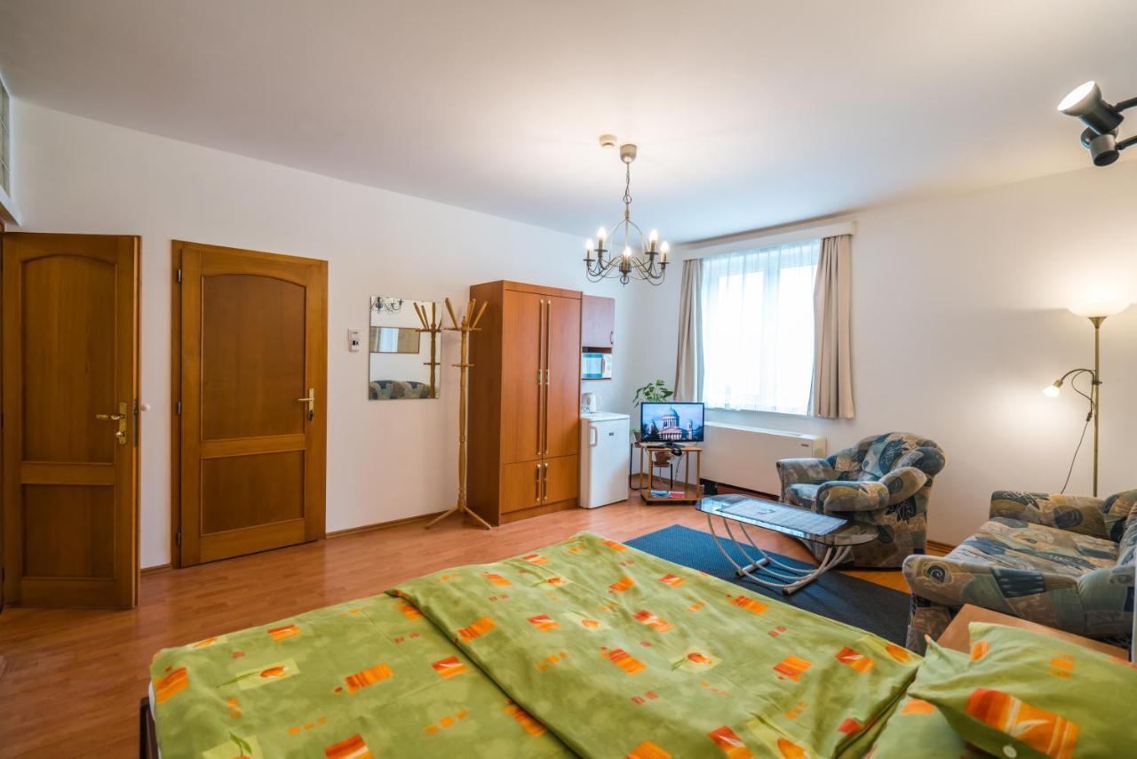 Szent Kristof Panzio Bed & Breakfast Esztergom Bagian luar foto