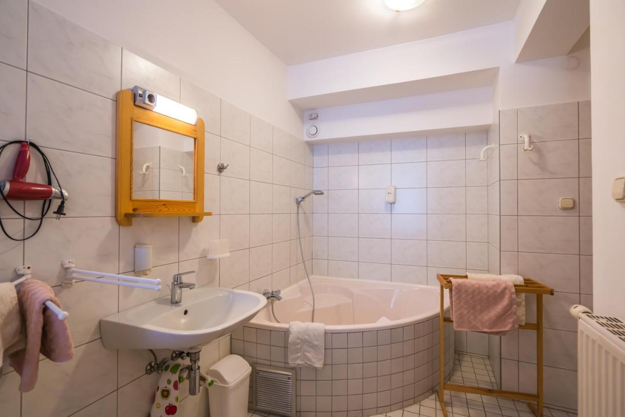 Szent Kristof Panzio Bed & Breakfast Esztergom Bagian luar foto